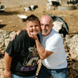 Il piccolo Cosimo Quarato e l’amore per l’allevamento di famiglia Il piccolo Cosimo Quarato e l’amore per l’allevamento di famiglia